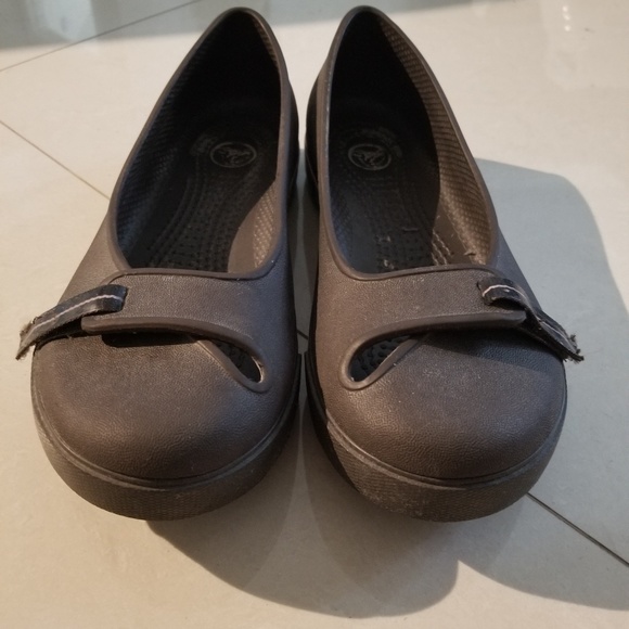 Super comfy flat crocs shoes - Picture 3 of 4